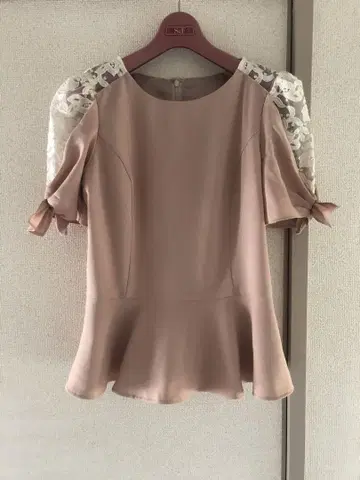 앱와이어 소매 오간 페플럼 블라우스