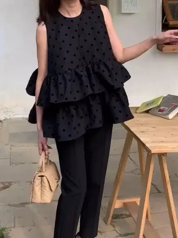 프릴 도트 탑 슬리브리스