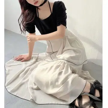 RESEXXY 바이컬러 멜로 플레어 원피스 블랙