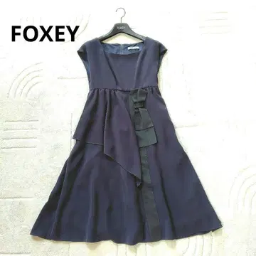 새상품급 FOXEY 원피스 38 사이즈 네이비 슬리브리스 스트레치