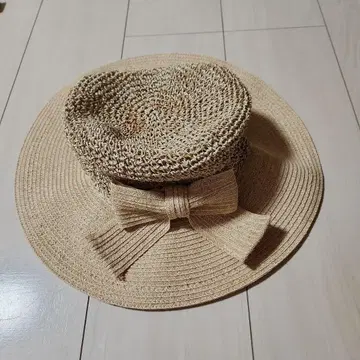 리본 포함 베이지 밀짚모자