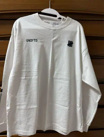 UNDEFEATED M 화이트 티셔츠