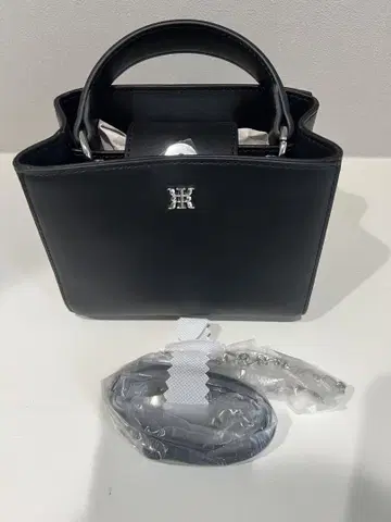 Riu 블랙 가죽 숄더백