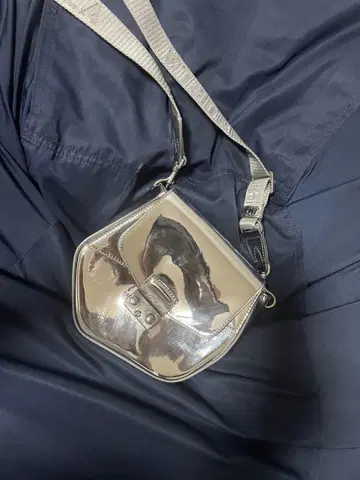 훌라 실버 숄더백