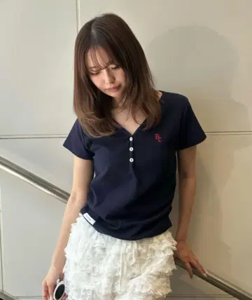 V 넥 헨리 흉부 자수 반팔 티셔츠