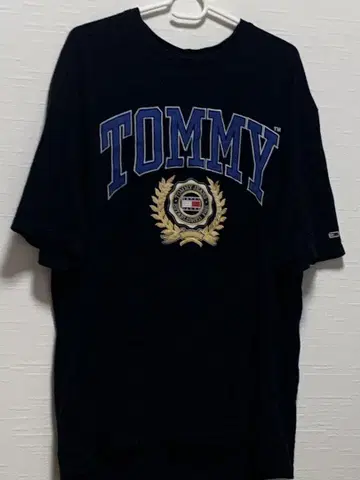 TOMMY JEANS 자수 로고 티셔츠 블랙