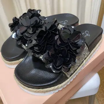 gaimo 플라워 모티브 플랫 뮬 샌들 가이모