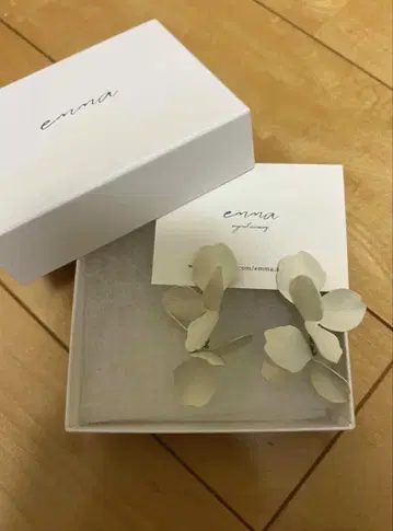 emma accessory white flower 귀찌