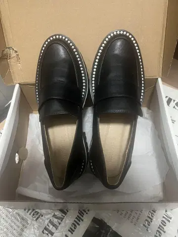 블랙 펄 장식 통굽 로퍼 22.5cm