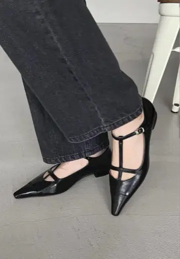 스트랩 플랫 펌프스 카프리슐레 마쥬 힐 블랙
