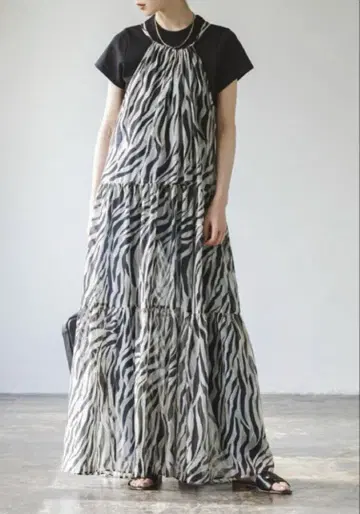 노블 제브라 프린트 홀터넥 원피스 2023 S/S