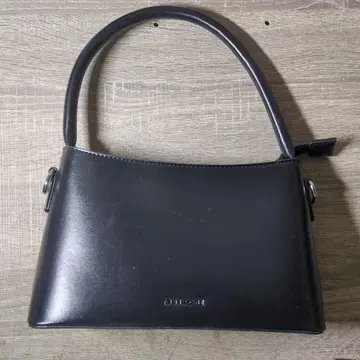 심플한 블랙 가죽풍 핸드백