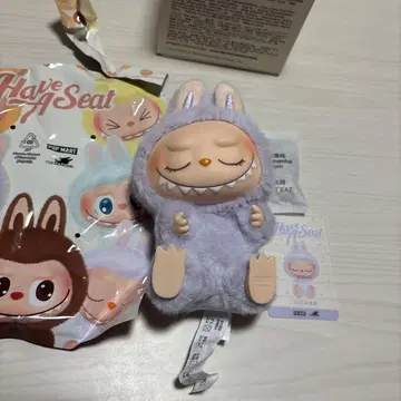 라부부, 앉아보세요. 지지