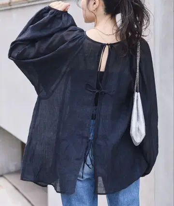 블랙 백 오픈 벌룬 슬리브 셔츠