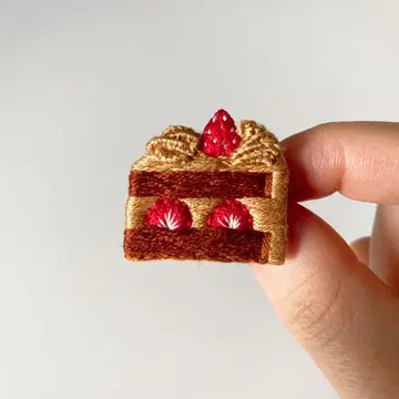 초콜릿 케이크 손 자수 브로치