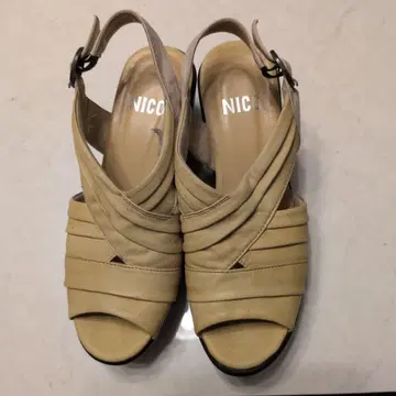 NICO 베이지 크로스 스트랩 샌들