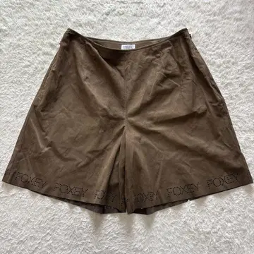초레어 FOXEY BOUTIQUE 로고 펀칭 에코 스웨이드 숏 팬츠