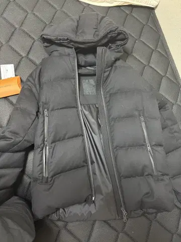TATRAS 블랙 다운 자켓 후드 부착