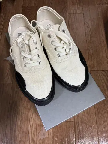 실내화에서 2회만 사용한 ARTIFACT by SUPERGA 스니커즈