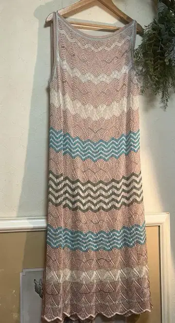 새상품급 MISSONI 슬리브리스 원피스 더스티 핑크 계열 멀티 패턴