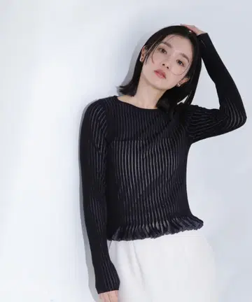 내추럴 뷰티 베이직 시어 프릴 헴 리브 니트 블랙