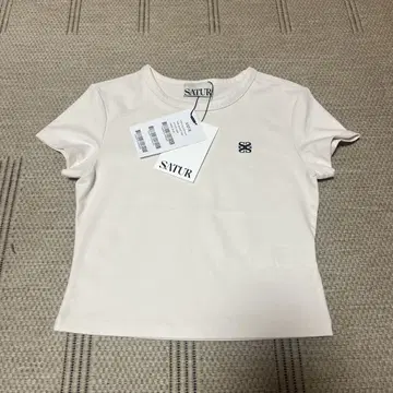 SATUR 화이트 크롭 티셔츠 (봉투 포함)