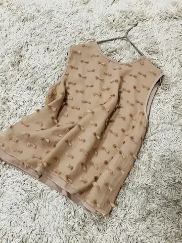 JILL STUART 보우 컷 자카드 슬리브리스 블라우스