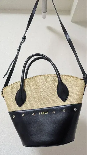 FURLA 스터드 장식 바스켓백