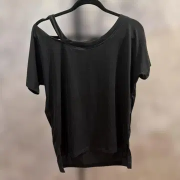 Dearstyle 오프숄더 블랙 티셔츠