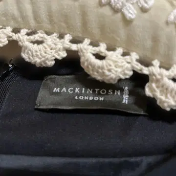 가격 인하 상품입니다. MACKINTOSH 블랙 반팔 무릎 기장 원피스