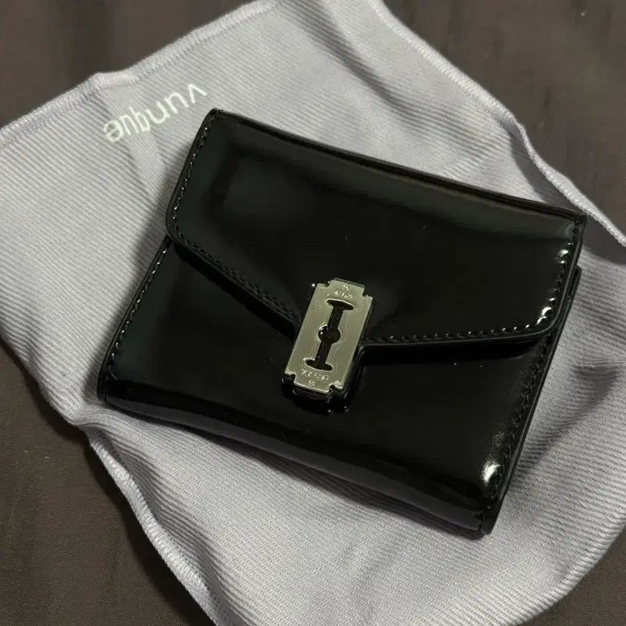 [vunque] Halfmoon Wave Zipper Card Wallet / 税込み Halfmoon Wave Zipper Card Wallet Ivory – vunque