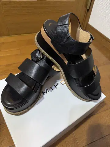 히메 2023 블랙 가죽 샌들