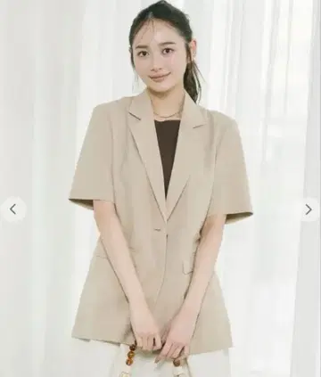 사이드 슬릿 하프 슬리브 자켓