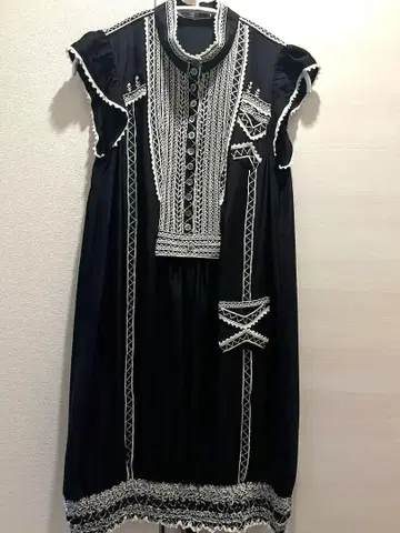 TSUMORI CHISATO 자수 블랙 슬리브리스 원피스