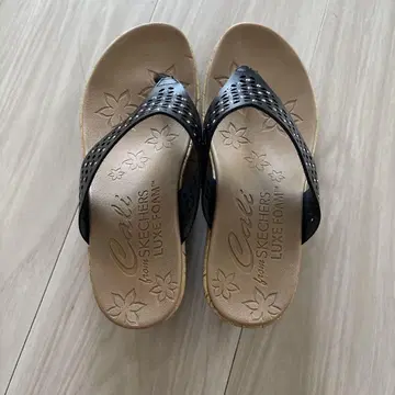 스케쳐스 LUXE FOAM 컴포트 샌들