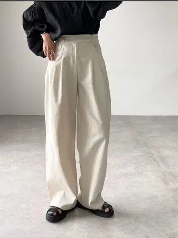 린넨 혼방 턱 팬츠