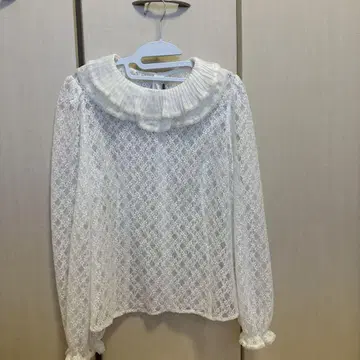 화이트 프릴 옷깃 긴팔 블라우스
