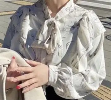NICE CLAUP 선화 꽃무늬 보타이 블라우스