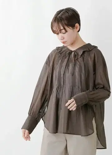 누키테파 코튼 보일 플레인 프릴 칼라 블라우스 브라운 시어