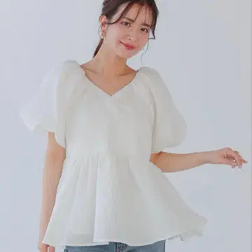 fitmore 자카드 카슈쿨 페플럼 탑 화이트