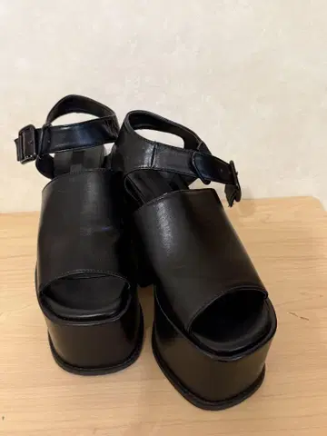 블랙 오픈토 샌들