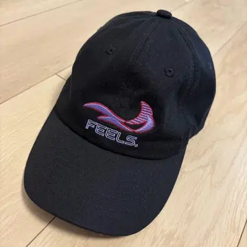 FEELS. LOGO CAP BLACK 우에스기 슈헤이