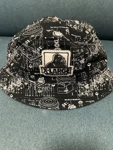 XLARGE 테크니컬 프린트 버킷 햇