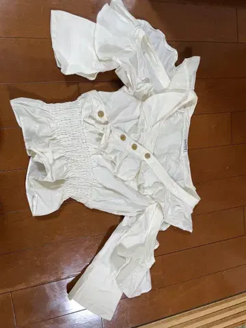SNIDEL 프릴이 달린 화이트 블라우스