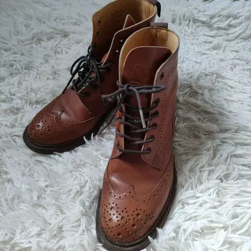 Tricker's 브라운 가죽 부츠