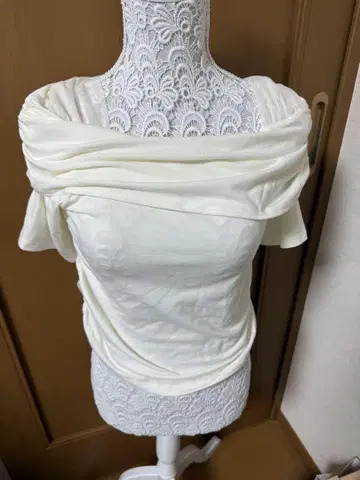 아이보리 드레이프 디자인 반팔 티셔츠