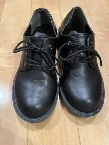 블랙 레이스업 통굽 신발