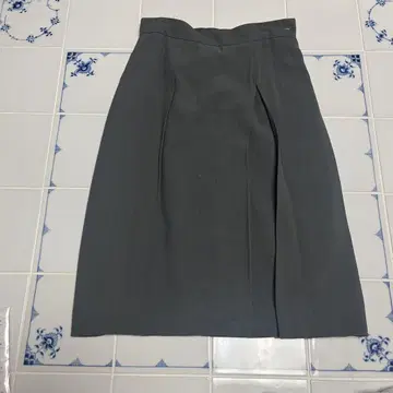 GIORGIO ARMANI 올리브색 플리츠 스커트 무릎 기장 새상품급