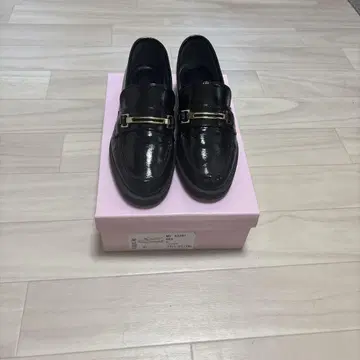 Diana 블랙 에나멜 로퍼