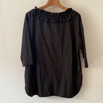 TIARA 프릴이 달린 블랙 블라우스